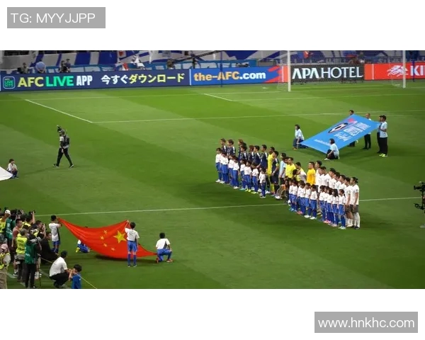 足球明星在国歌演唱中泪洒赛场感动全场观众引发热议