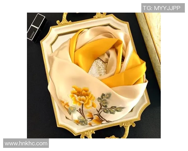 足球明星与传统花棉袄的奇妙邂逅展现文化交融之美