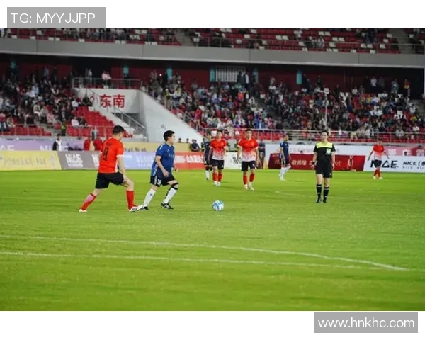 足球明星们的帅气合影瞬间展现球场魅力与友谊的完美结合