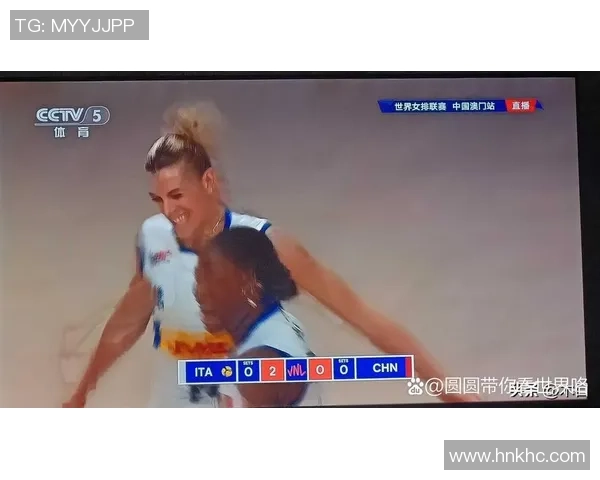 足球明星意外捡起手机引发热议网友纷纷猜测背后故事